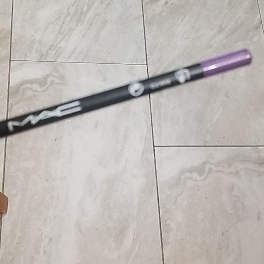 ***MAC LIP Liner*** - Picture 3 of 4